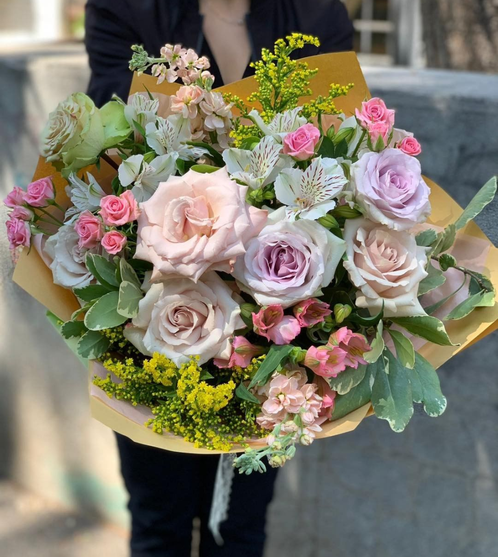 buchet de flori cu trandafiri roz si mov