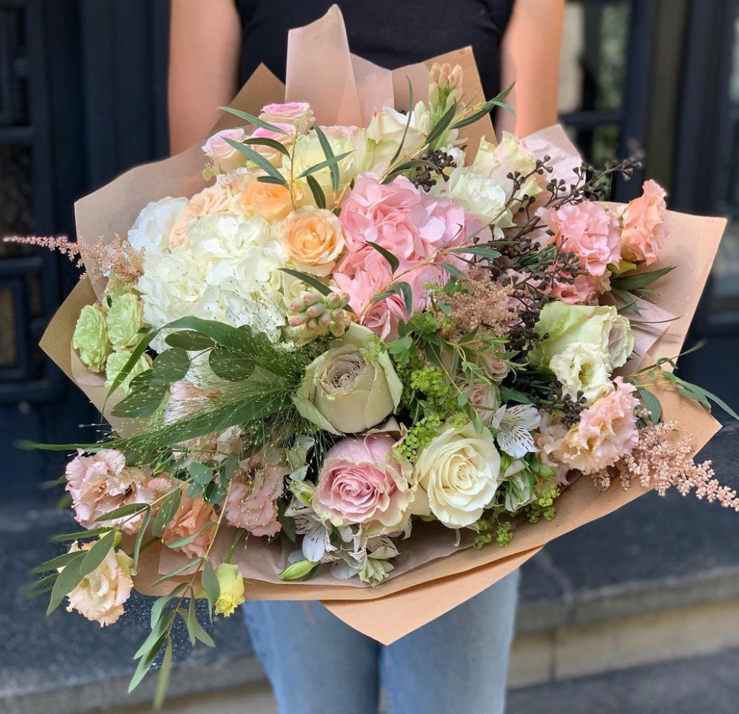 buchet de flori cu hortensii roz si alb