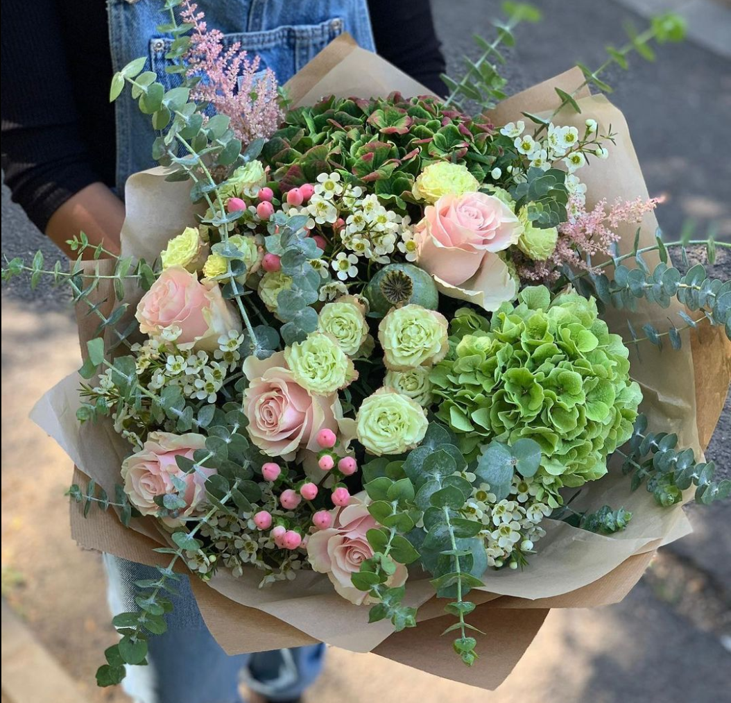 buchet floral cu trandafiri roz si hortensie verde